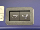 両手が荷物で塞がっている時にはコレ!パワーバックドアで開閉ラクラクです。バックドアに手が届かない時も、リモコンで開閉の操作が可能です。もちろん、荷物もたっぷり積めます。