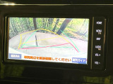 【バックカメラ】駐車時に後方がリアルタイム映像で確認できます。大型商業施設や立体駐車場での駐車時や、夜間のバック時に大活躍!運転スキルに関わらず、今や必須となった装備のひとつです!