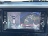 車を真上から見ているように、周囲の状況を把握しながら安心して駐車が行えるアラウンドビューモニター装備!