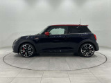 3ドアならではのコンパクトで引き締まったボディ。MINIらしい軽快な取り回しと、スポーティなスタイリングを楽しめます。
