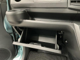 【収納部】パッと手に取りたい小物の置き場に便利。その他、沢山の収納部がございます。