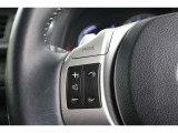 <ステアリングスイッチ>ハンドルの左側のスイッチは携帯電話のBluetoothとペアリング設定をしておけばハンズフリー通話ができるスイッチ&オーディオの切り替え・選局・音量調整の操作ができます。