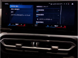 【ⅰドライブナビゲーション】文字情報も鮮明に表示する高解像度カラーディスプレイを採用。視認性に優れた地図デザインと特徴的な建造物を目印にした描写表示で現在位置を把握できます。地図データの更新も可能です