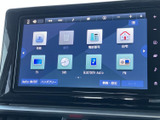 画面にはナビのほか、テレビやDVD、Bluetoothオーディオ、FMなどの選択肢が表示されています。アイコンで項目を見分けやすく、目的に合わせて画面から選べる装備です。