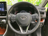 ステアリングには複数のスイッチが配置され、運転姿勢を保ちながら手元で各種操作を行える構成です。メーターを見ながら扱いやすく、日常の運転を支える便利な装備となっています。