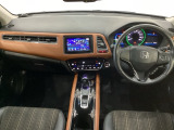 車内は光触媒抗菌消臭施工済です。インパネ周りはスタイリッシュなデザインで機能や装備も充実しています。グローブボックスやカップホルダーのほかにトレーなどたくさんの収納スペースが付いています。