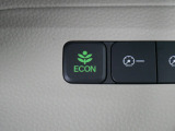 【ECONスイッチ】 ECONスイッチを押すと、加速時のアクセルの踏みすぎやエアコンの効きすぎなどを抑え燃費向上に役立ちます。