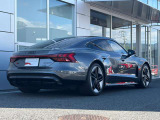 新世代の電動quattroとAudiの数々の革新的な技術を組み合わせることで、パワフル、俊敏、ダイナミック、走りに求められる本質を高次元で実現し、そのすべてをゼロエミッションで叶えます。