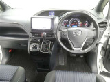 運転席からの視界はこんな感じです☆お気軽にご来店いただき、実際に座って是非お確かめください。ドライバーに寄り添う快適な操作フィールをもたらすステアリングです。