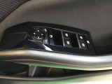 パワーウィンドウやドアミラーのスイッチ等は運転席右側へ集中してます