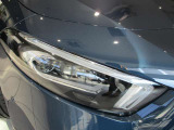 「マルチビームLEDライト」装着車、カメラが先行車の尾灯や対向車の前照灯を検知し、多数のハイビーム用LEDを個別に点滅させ、暗い所だけに光源を照射する自動防眩型ハイビーム。