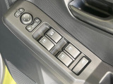 【電動格納ミラー】サイドミラーは電動格納式となっており、狭い駐車場でもキズがつくリスクを抑えられます。