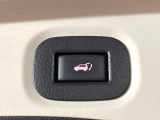 【パワーバックドア】スマートキーや運転席のボタンを押すだけでリアゲートが自動で開閉します!荷物を持っている時や、高い位置にあるバックドアを閉める際に便利な機能です♪