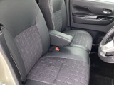 ヘタリもなく綺麗な状態です。シートリフトがついてますので、お好みのシートポジションで運転できます。