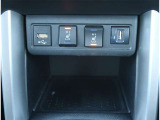 【シートヒーター】寒い日の運転など冷えやすい脚部を快適に温めてくれる。嬉しい機能♪