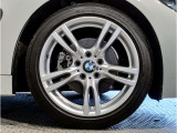 【BMWアロイホイル】軽量かつ強度に拘ったアロイホイル。走行性能ポテンシャルを引き出す設計。車の足元を引き締めてくれる大きなポイントはアロイホイルです。