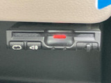運転席下部に配置された機器には、ボタンや表示部がまとめられています。手の届く位置に設置され、車内で使う装備の操作部を確認しやすいレイアウトです。