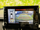 後方カメラの映像に加えて車両周囲の表示も確認でき、駐車時の周辺把握をサポートします。画面上のガイドを目安に車庫入れができます。