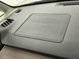 【助手席エアバッグ】SRSエアバッグとはシートベルトの働きを補助して衝突した時に乗員の衝撃を軽減するシートベルト併用式エアバッグ。前面衝突時に瞬時に膨らみ、頭部と胸部の衝撃を軽減します。