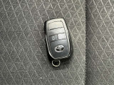 【スマートキー】ドアの開閉時鍵を探さなくても簡単にドアの開閉することが出来ます、また、エンジン始動も車内にスマートキーがあれば簡単に始動することが出来ます