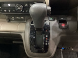 CVT車のセレクトレバーです。低速から高速まで、変速ショックのないスムーズな走りを実現するとともに、エンジン効率のよい領域を維持することで燃費にも貢献します。