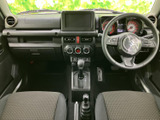 運転席まわりは各計器やスイッチが見渡しやすく、前方の視界も開けた印象です。シートは身体を預けやすい形状で、落ち着いた色合いの内装とともに日々の移動を支えます。