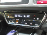 オートエアコンは左右席で独立温度コントロールが可能です。運転席はキンキンに冷やして助手席はマイルドにと言った設定が可能です。暑さ寒さでケンカすることもなくなりますね。