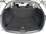 フラットで広く使い易いトランクスペースもCX-5の魅力です。ゴルフバッグ4個を余裕で積み込めます。使用感をあまり感じないトランクスペースは綺麗で清潔です。荷物を隠せるトノカバーも便利です。★☆★☆★