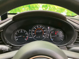 速度やエンジン回転数などの表示がまとまり、運転に必要な情報を確認しやすいレイアウトです。中央の表示も視線を向けやすく、日々の運転を支えます。