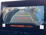 後方の映像に加えてガイド線も表示され、駐車時に周囲や車両との距離感を確認する目安になります。画面だけに頼らず直接目視も行いながら、落ち着いて駐車操作ができます。