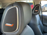BOSEサウンドシステムが付いており運転席、助手席ヘッドレストから音が出ます。