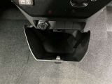 携帯電話や小物などを入れておくことができるホルダー付きです。