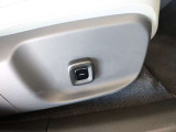 運転席は左右ともパワーシートとなっています ボタンをスライドさせることで直感的に操作可能です
