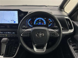 3本スポークステアリング!ステアリングスイッチ付!音量調整やメーター内インフォメーションの操作、全車速追従機能レーダークルーズコントロールの操作などが可能!