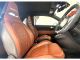 よりホールド性を高めたスポーツシート。イタリア車ならではのクッションは、身体にかかる負担を分散し、快適なドライブを楽しめます。