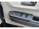 運転席側に窓の操作ボタンがあります。ロック機能が付いているのでお子様連れでも安心です。