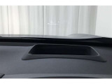 カラーヘッドアップディスプレイ付き。少ない視線移動で情報を確認できるので、運転の疲労軽減に繋がりますよ♪