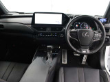 視認性の高さと美しさを兼ね備えたモーショングラフィックスによる先進のインターフェース。「F SPORT」専用アナログクロック(GPS時刻補正機能付)や専用アルミ製スポーツペダルなどが採用されています。