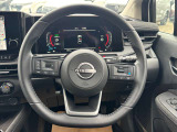 運転席廻りは手が届くところに収納スペースを確保しており、ハンドルにはオーディオ操作用スイッチがあるので、運転中もナビゲーションを注視せずにオーディオの操作を行って頂くことができます!