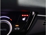 運転席用シートヒータースイッチ。3段階で調節できるのでお好みに合わせてご利用ください。