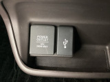 アクセサリーソケットはUSBのアダプターなどをつければ、スマホの充電にも使えます。横にはナビゲーション用の外部入力可能なUSB端子がついており、周辺には物が置けるボックスがついています。