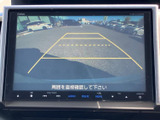 後方の映像に目安のラインが表示され、駐車時に車両後方や周囲を確認する助けになります。モニターで状況を把握しやすく、駐車操作に不慣れな方にも便利な装備です。