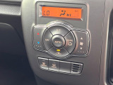 【オートエアコン】一度お好みの温度に設定すれば、車内の温度を検知し風量や温度を自動で調整。暑い&hellip;寒い&hellip;と何度もスイッチ操作をする必要はありません。快適な車内空間には必須の機能ですね♪