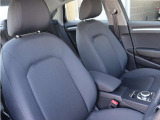 ドライバーを包み込むような落ち着いた雰囲気の運転席。操作系も機能的にまとめられ、日々のドライブを快適にお楽しみいただける空間です。