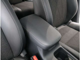 肘置き(小物収納付)がありますので運転時の負担軽減してくれます。
