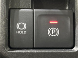 【電動パーキングブレーキ】パーキングブレーキは便利な電動式!ボタン一つで操作でき、アクセルを踏めば自動で解除されます♪レバーやペダルが無いので運転席廻りもすっきりしますね♪