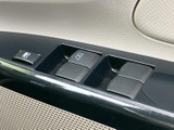 ドア内側にウインドウ操作用のスイッチがまとまり、運転席から手を伸ばしやすい配置です。各ボタンを見分けやすく、窓の開閉など日常的な操作にも使いやすい印象です。