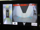 パノラミックビューモニター付きです。車両を上から見たような映像をディスプレイオーディオ画面に表示。運転席からの目視だけでは見にくい、車両周辺の状況をリアルタイムでしっかり確認できます。