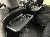 【格納式シートバックテーブル】車内でのお食事などで活躍♪カップホルダーも備えています。