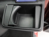 【カップホルダー】エアコン吹き出し口下部に設置されていますので使いやすさバッチリ!運転席から手の届くちょうどの位置です!